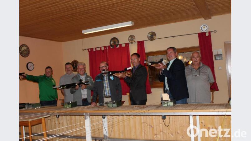2019 richtete Unter Uns Nitzlbuch die Stadtmeisterschaften im Schießen aus. Bei der Eröffnung entstand dieses Bild mit Schützenmeister Josef Geyer (rechts), der jetzt einen Vorschlag für die Weiterführung des Vereinsheims unterbreitet hat. Bild: cs