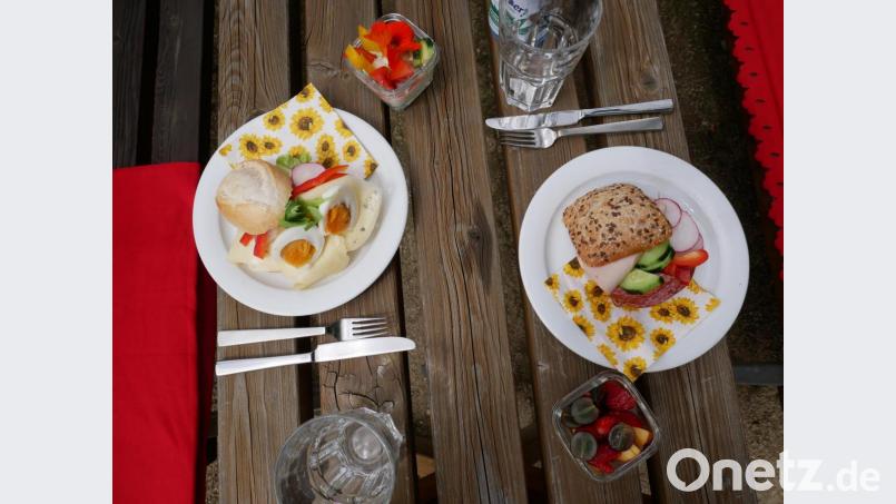 Eine kleine Auswahl des Picknick-Angebots hatten Schwester Sophia und Melanie Kumeth zur Präsentation des Picknick-Services mitgebracht. Bild: hmr