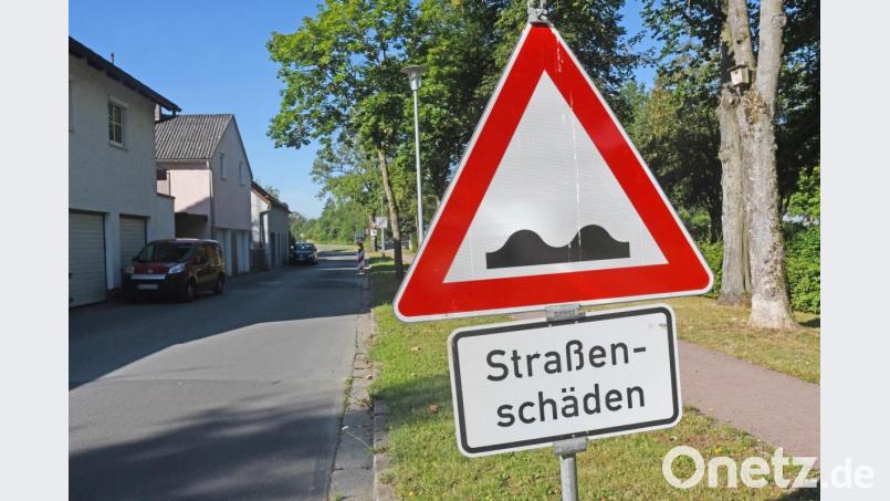 Das provisorisch aufgestellte Schild weist schon seit einigen Wochen auf die Straßenschäden An der Floß hin. Bild: Gabi Schönberger