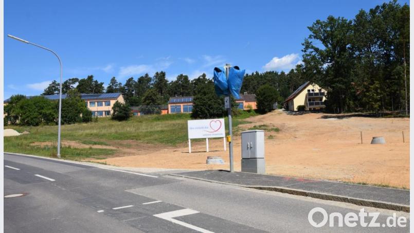 Auf diesem Grundstück zwischen Ortsdurchfahrt und Schule soll Ebermannsdorfs Neue Mitte entstehen. Sie war jetzt wieder einmal Thema im Gemeinderat. Bild: bö