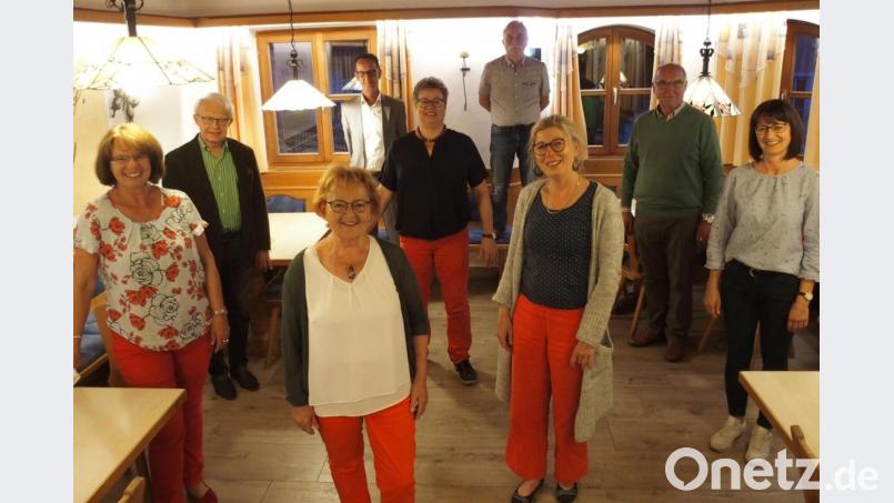 Der neue Vorstand mit (von links, von vorne) Hanni Kiener, Herta Lang, Elvira Kuhl, Claudia Kick, Helmut Hanebuth, Brigitta Schultz, Meinrad Weiß sowie hinten 
Helmut Pöllath und Michael Skutella. Bild: exb