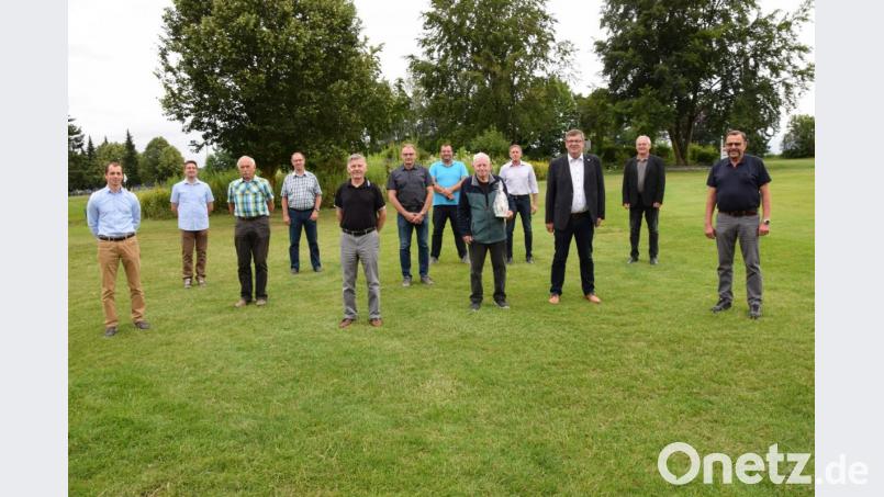 Aus dem Kreis der Feldgeschworenen in Schmidmühlen wurde der bisherige Obmann Karl Scheuerer verabschiedet. Sein Nachfolger ist Albin Koller. Von links Vermessungsamtsrat Harald Herbert, Vermessungsoberrat Sebastian Hubmann, Johann Manglberger, Johann Mehringer, Obmann Albin Koller, Herbert Fleischmann, Christian Lautenschlager, der ausscheidende Obmann Karl Scheuerer, Dritter Bürgermeister Mathias Huger, Erster Bürgermeister Peter Braun, Zweiter Bürgermeister Martin Bauer und Georg Popp. Bild: bö