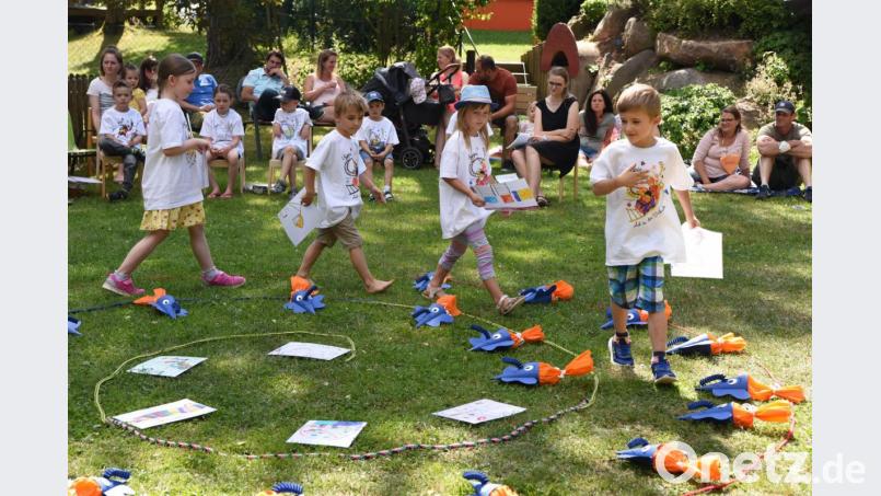 Zum Abschluss des Kindergartenjahres feierte die Regenbogen-Kindertagesstätte in Beidl eine Andacht im Garten des Kita. Alle Besucher wurden wegen Corona registriert und die Eltern mussten ihre Stühle selbst mitbringen. Bild: gb