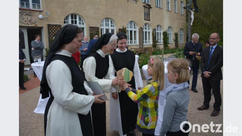 Die Schwestern der Abtei Waldsassen übernahmen stolz die Auszeichnung für ihr Gemeinschaftsprojekt Kloster- und Naturerlebnisgarten, überreicht durch Kinder
der ihrer Regenbogenbande. Bild: opp