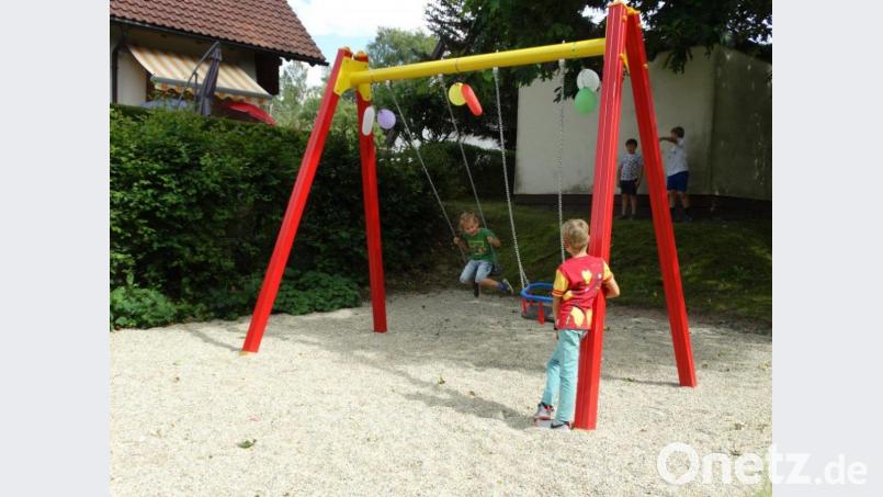 Im Anschluss an die kleine Einweihungsfeier eroberten die Kinder die neuen Spielgeräte. Bild: twg