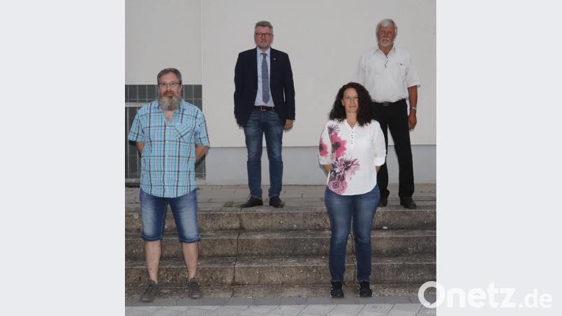 Das neue Führungsduo der Bogenschützen bilden (vorne, von links) Vize Günther Weiß und Vorsitzende Sonja Koch. Eine glückliche Hand wünschen (hinten, von links) Bürgermeister Michael Göth und Gauschützenmeister Dietmar Beyer. Bild: mfh