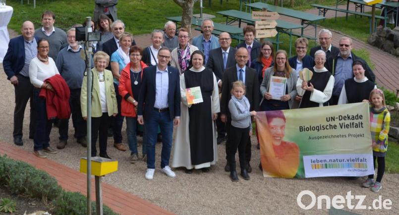 Große Freude bei Stiftungsvorstand Bürgermeister Bernd Sommer (erste Reihe links im Bild), dem Kuratorium und Geschäftsführerin der Umweltstation Johanna Härtl (siebte von rechts) über die Auszeichnung zum &quot;UN-Dekade Projekt 2019&quot; für biologische Vielfalt. Bild: opp