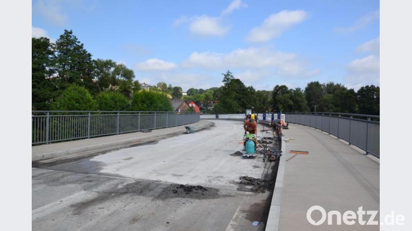Die Pfreimdbrücke gleicht derzeit einer Großbaustelle. Die gesamten Fahrbahnflächen müssen wegen Gewährleistungsmängel abgefräst beziehungsweise herausgerissen werden. Die Arbeiten dauern voraussichtlich bis Ende August 2020 an. Bild: gi
