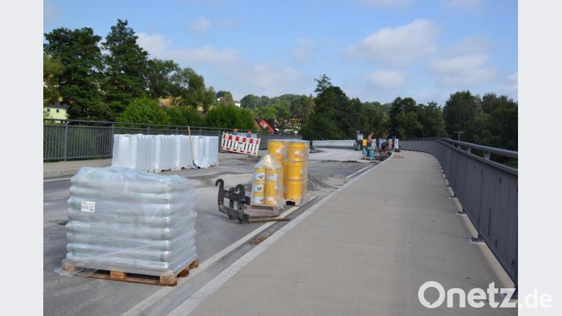 Die Pfreimdbrücke bei Burgtreswitz gleicht derzeit einer Großbaustelle. Die gesamten Fahrbahnflächen müssen wegen Gewährleistungsmängel abgefräst beziehungsweise herausgerissen werden. Die Arbeiten dauern voraussichtlich bis Ende August 2020 an. Bild: gi