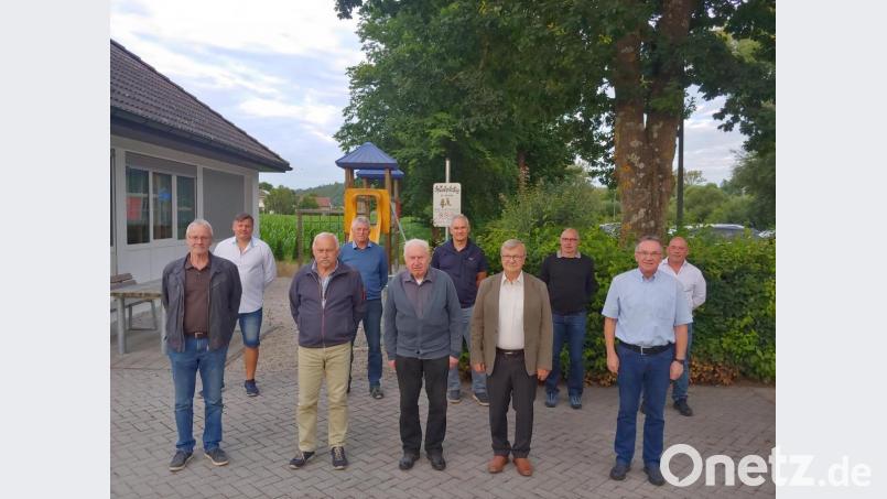 Geehrte Mitglieder des SV Schmidmühlen (von links): Markus Stadlmann, Christian Humml, Karl Manglberger, Valentin Berschneider, Dietmar Kiunke, Anton Preischl, Josef Wein, Peter Dammith, Ehrenamtsbeauftragter Karl Bauer und der scheidende Vorsitzende Peter Fochtner. Bild: exb