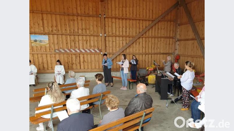 Pfarrer Konrad Amschl zelebrierte den Gottesdienst zum Jakobifest in einer Maschinenhalle in Marchaney. Bild: Berthold Bauer/exb