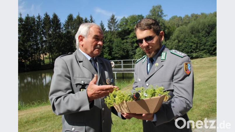 Der Vorsitzende der Soldaten- und Kriegerkameradschaft Tröbes, Josef Schafbauer (links), überreichte zum Abschied ein Präsent an den bisherigen Kompaniechef Marcus Eckert. Bild: frd