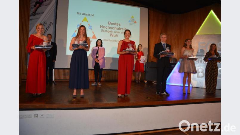 Preise der Stadt Marktredwitz überreichte 3. Bürgermeisterin Christine Eisa an, (von rechts) Paula Marth, Celine Gobernatz, Johannes Schenk, Alisa Tröger, Lena Webersinke und Luisa Sauerbrey. Bild: jr