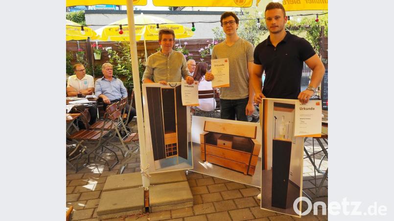 Die Sieger des diesjährigen Schreinerwettbewerbs &quot;Die gute Form&quot;: Nico Kunz (Mitte) von der Schreinerei Geog Bauer in Pressath, Platz 1), Sebastian Schlotter (rechts) von Arnold Möbelmanufaktur Luhe-Wildenau, Platz 2 und Vinzenz Gibhardt (links) von der Schreinerei Bastian Weiß in Konnersreuth. Bild: Bühner
