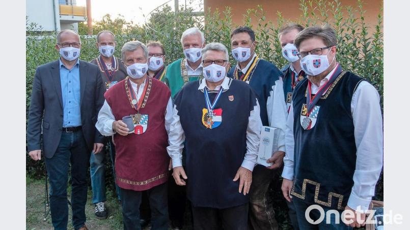 Bürgermeister Roman Schäffler (links) sowie die Ehrengroßmeister Ottokar von Heydegg und Rüdiger von Schönfeld (Vierter und Fünfter von rechts) feierten mit den Recken um Großmeister Werner von Podewils (Dritter von rechts) das Jubiläum des Ritterbundes. Bild: hl