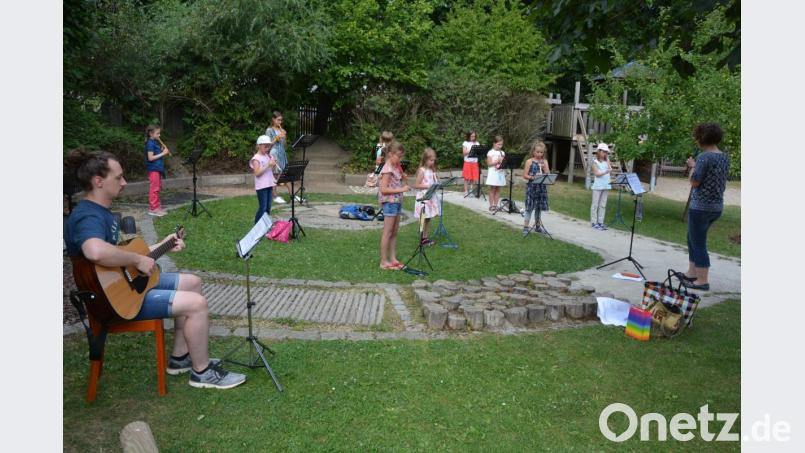 Mit einem Konzert im Freien verabschiedete sich der Nachwuchs der Blockflötengruppe der Stadtkapelle Mitterteich in die Sommerpause. Unter der Leitung von Christa Hinz zeigten die elf Kinder, was sie gelernt haben. An der Gitarre begleitete Julian Hinz (links) das Ensemble. Bild: jr