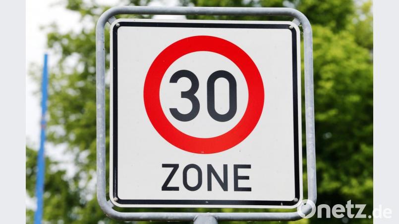 Ein Verkehrsschild für eine Tempo-30-Zone steht an der Straße. Der Erbendorfer Stadtrat hat in der Frühmeßgasse und in der Steinigen Gasse eine Geschwindigkeitsbegrenzung beschlossen. Bild: Jens Büttner/dpa