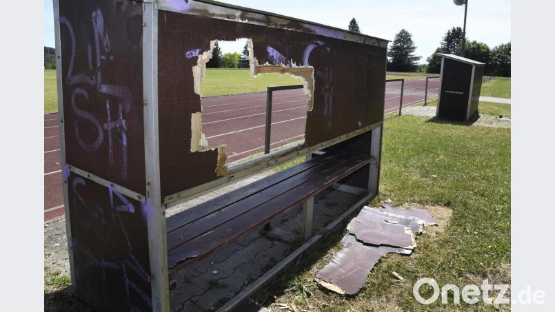 Auf dem Sportplatz des TSV Kümmersbruck wurden Spielerbänke und Unterstände beschädigt. Bild: Petra Hartl