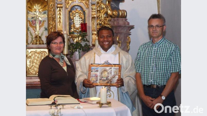 Pater Christian Ikpeamaeze (Mitte) war in den letzten Jahren öfter als Urlaubsvertretung in der Expositur Högling tätig. Er wie auch andere ausländische Seelsorger dürfen heuer nicht in der Diözese aushelfen. Archivbild: nib