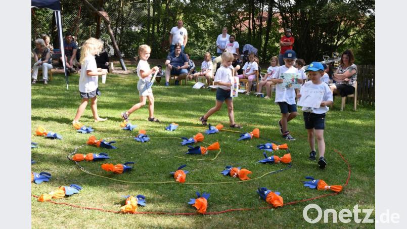 Zum Abschluss des Kindergartenjahres feierte die Regenbogen-Kindertagesstätte in Beidl eine Andacht im Garten des Kita. Alle Besucher wurden wegen Corona registriert und die Eltern mussten ihre Stühle selbst mitbringen. Bild: gb