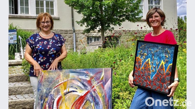 Angelika Sticht (links) und Kerstin Rumswinkel (rechts) zeigen im Parsteiner Steinstadel "Gegensätze, die sich berühren". Die Ausstellung wird mit einer Vernissage am 11. August, 19 Uhr, eröffnet. Besucht werden kann die Ausstellung während der üblichen Öffnungszeit des "Vulkanerlebnis Parkstein" bis 9. September 2020. Bild: bey
