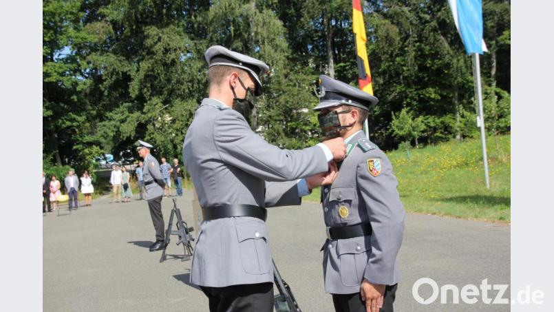 Auszeichnung mit Maske: Der scheidende Kompaniechef Marcus Eckert (rechts) erhält durch Oberstleutnant Andreas Bleek die Ehrennadel des Panzergrenadierbataillons 122 überreicht. Bild: frd
