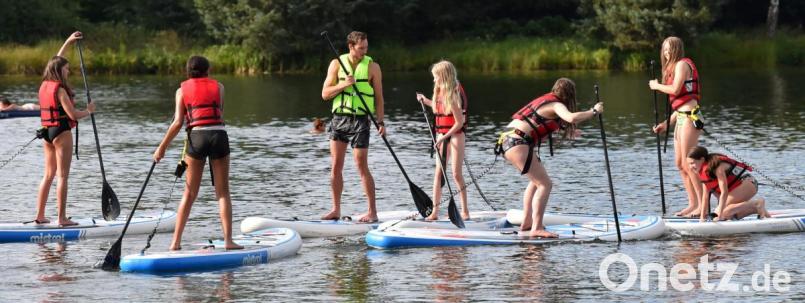 Statt einen Basketball nahmen die U14-Mädchen der DJK Neustadt ein Paddel in die Hand: Die immer beliebter werdende Wassersportart Stand-up-Paddling ist ein Angebot des DJK -Diözesanverbands Regensburg. Bild: A. Schwarzmeier