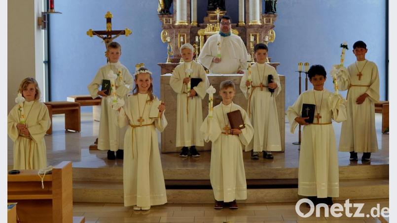 Die Ministranten und Pater Johannes feierten die Erstkommunion mit den Kindern Bild: zer
