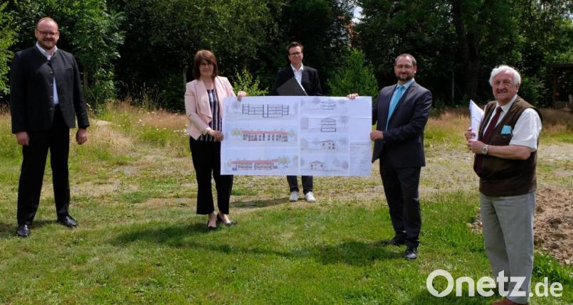 Übergabe der Bauplangenehmigung für zehn barrierefreie Mietwohnungen des Bauvereins in Plankenhammer/Floßleite: Landrat Andreas Meier, Marika Mauerer, Uwe Reil, Thomas Stetter und Fred Lehner (von links). Bild: Eichl