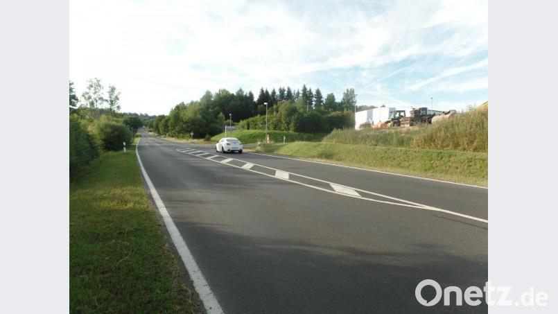 Anstelle der Fahrbahnmarkierung (Bildmitte) auf der Staatsstraße 2181 soll eine Überquerungshilfe in Anbindung der Ortsstraße „Am Steinbruch“ des Gewerbegebietes zum Fichtelnaabradweg errichtet werden um für Fußgänger und Radfahrer ein sicheres Überqueren der Staatsstraße zu gewährleisten. Bild: br