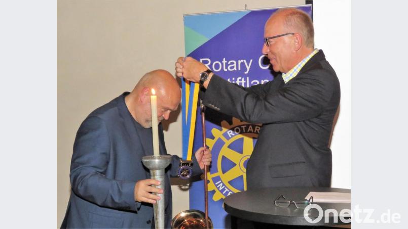 Past-Präsident Wolfgang Gropengießer (rechts) überreichte dem neuen Präsidenten, Peter Brückner Stab und Kerze als Insignien des Clubs und hängte ihm den neuen Cluborden für Präsidenten um. Bild: ubb