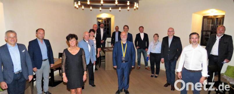 Der neue Präsident Peter Brückner (Mitte) stellte am Ende des offiziellen Teils seine neue Vorstandschaft vor (von links) Landrat und Clubmitglied Roland Grillmeier, Jörg Schön (Berufsdienst), Uschi Huber (Gemeindienst), Klaus Kupke (Clubdienst), Johanna Zintl (Clubmeister), Past-Präsident Wolfgang Gropengießer, Tomas Linda vom Club RC Cheb, Christoph Starzer vom RC Salzburg, Peter Andritzky (Jugenddienst), Toni Schatzberger (Rotaract/New Generation), Elvira Leonhardt-Heinrich (Vortragsdienst), Incoming-Präsident Thomas Pfletscher, Sekretär Thomas Franz und Reinhold Gietl vom RC Weiden. Bild: ubb
