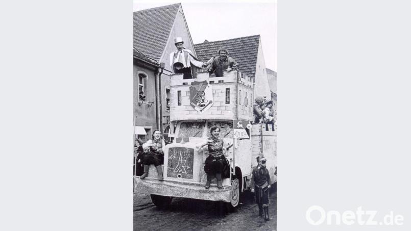 Nach dem Krieg wurde 1951 die Faschingsgesellschaft Narrhalla Hirschau gegründet. Am Faschingsdienstag sah Hirschau den größten Faschingsumzug seiner Geschichte. Links oben auf dem Wagen Prinz Hermann I. (Häckl). Bild: u
