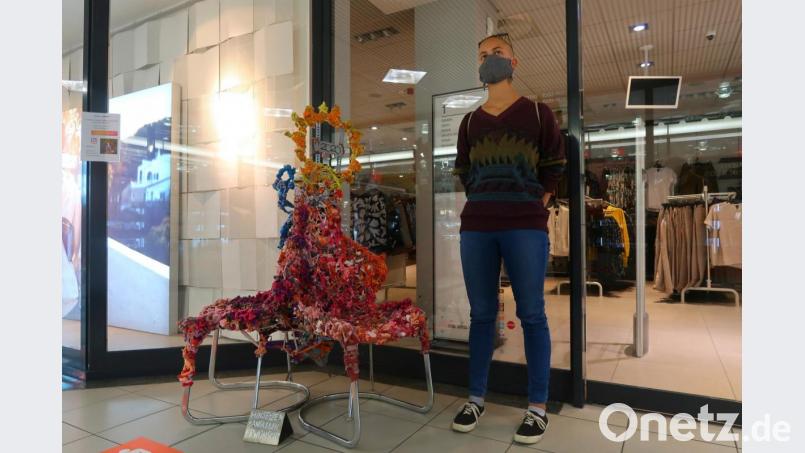 Carolin Schiml präsentiert ihre Sitzgruppe im Foyer des City-Centers. Bild: Kunz