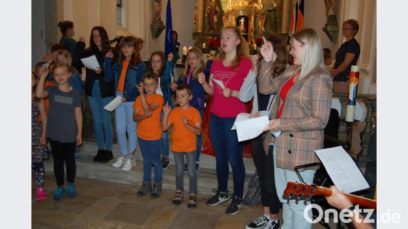 Der Kolping-Kinderchor erfreut mit seinem frischen, zuweilen gestenreichen Gesang. Bild: az
