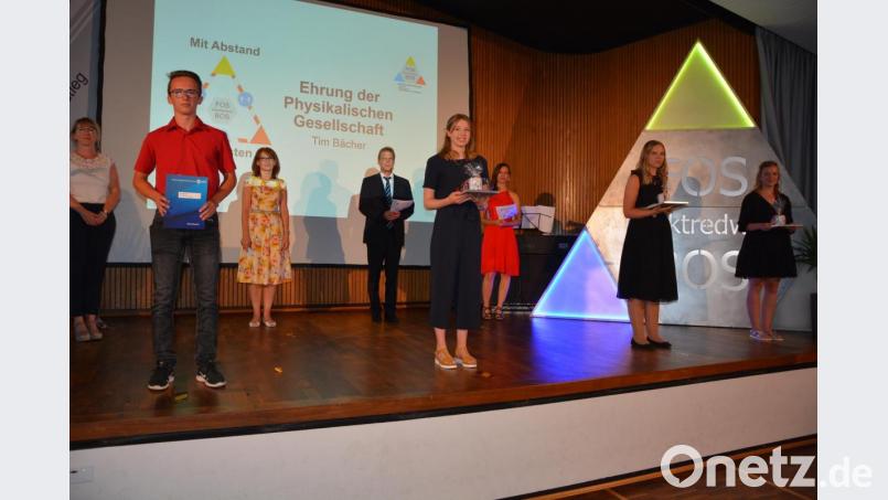 Preise des Elternbeirats erhielten diese vier Schüler, erste Reihe (von links) Tim Bächer, Madeleine Böhm, Sandra Wörl und Vanessa Köstler (alle aus dem Landkreis Tirschenreuth). Bild: jr