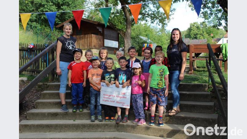 Kerstin Höller (links) und Yvonne Kanzog (rechts) mit den Vorschulkindern des Königsteiner Kindergartens. Bild: wku