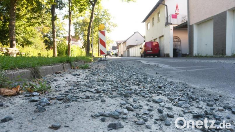 Grober Schotter markiert seit einiger Zeit die Stelle, an der Arbeiter den Wasserrohrbruch geflickt haben. Bild: Gabi Schönberger