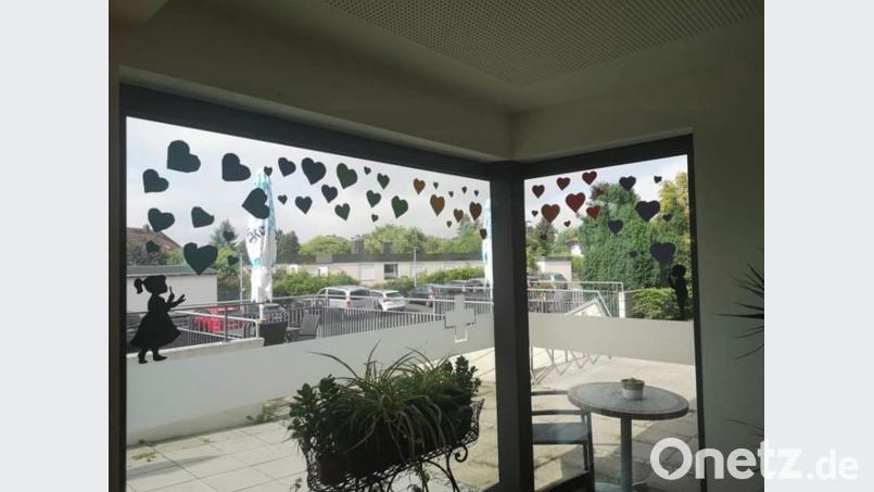 Im Erdgeschoss des Haus Ziegelanger im Cafe &quot;Maximilianplatz&quot; ist auch ein Regenbogen-Fensterbild, bestehend aus vielen kleinen Herzen, aufgehängt und erfreut die Bewohner. Bild: Haus Ziegelanger/exb