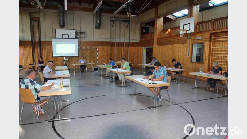 Wegen der Mindestabstände fand die Gemeinderatssitzung erneut in der Steinwaldhalle statt. Dort ist die Akustik allerdings schlecht, was das Verständnis sehr erschwert. Bild: kro