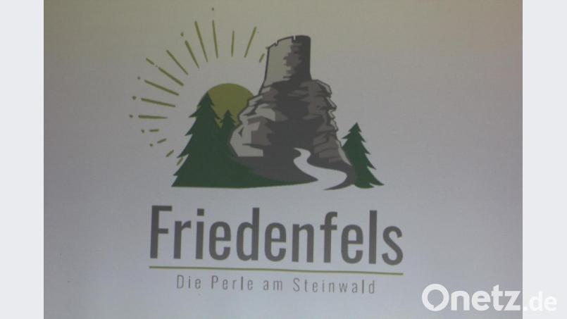 Die Bürger sind nun aufgefordert, einen Slogan zum neuen Logo – hier abfotografiert bei der Gemeinderatssitzung – zu nennen. "Die Perle am Steinwald" war ein Vorschlag der Verwaltung. Repro: exb
