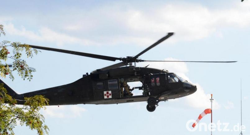 Ein Black Hawk der US-Armee aus Grafenwöhr verursacht viel Wind - so viel, dass es einen 85-jährigen Weidener samt seinem Fahrrad umfegt. Archivbild: Petra Hartl