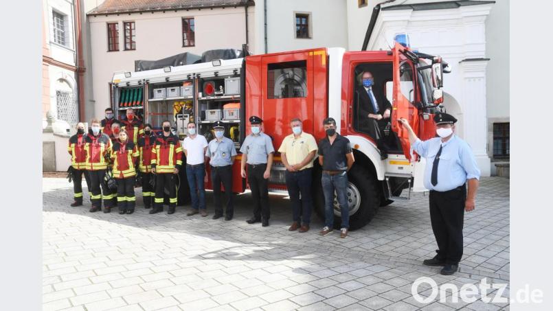 Die Feuerwehr Moosbach ist zur Schlüsselübergabe des neuen Katastrophenschutzfahrzeuges mit großer Mannschaft vor das Landratsamt angerückt. Bild: Gabi Schönberger