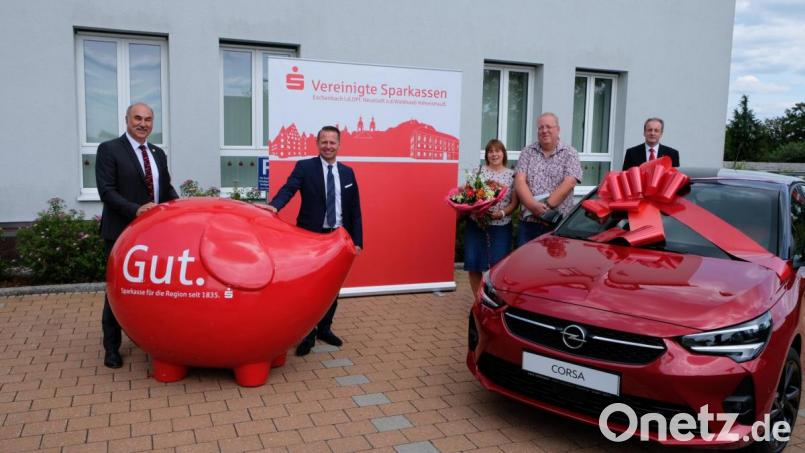 Sparkassen-Vorstandsvorsitzender Josef Pflaum und Vorstandsmitglied Gerhard Hösl beglückwünschten die Gewinner Angelika Hallmann und Michael Hallmann bei der Preisübergabe. Auch Filialbereichsleiter Wolfgang Huber (von links) gratulierte. Bild: exb