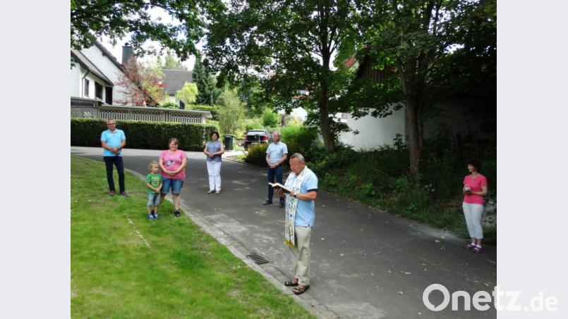 Pfarrer Josef Waleszczuk (im Vordergrund) segnete die neuen Spielgeräte in Pullenreuth. Bild: twg