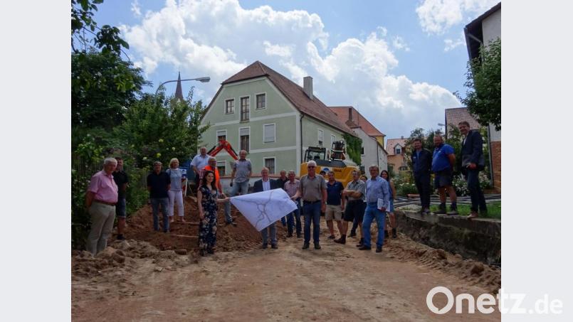 Die Stadt Schnaittenbach, vor allem die Ortsteile Sitzambuch und Kemnath am Buchberg, bekommen ein neues Gesicht. Die Dorferneuerung ging jetzt mit dem symbolischen ersten Spatenstich in die letzte Runde. Bild: e
