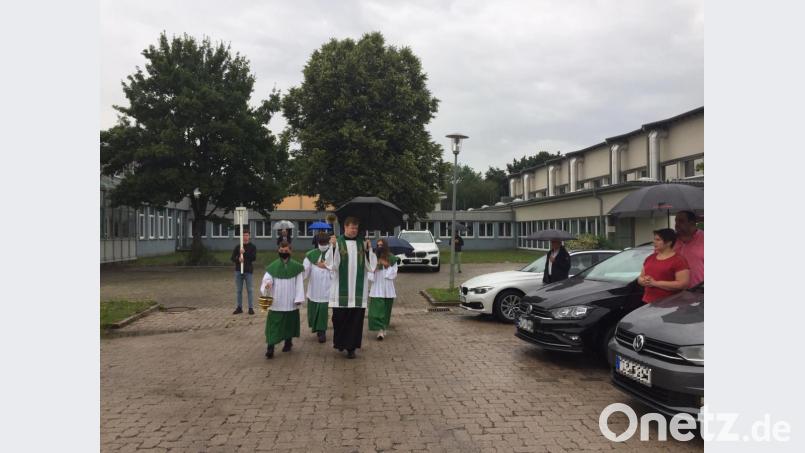 Stadtpfarrer Thomas Koch segnete die Fahrzeuge auf dem Schulplatz der Grund- und Mittelschule. Bild: jzk