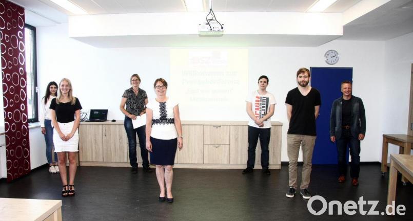 Bei einer Pressekonferenz stellten (von links) Melda Yayar, Paula Mai, Oberstudienrätin Ute Döhler, die stellvertretende BSZ-Leiterin Martina Auer-Bertelshofer, Kean Kökten, Thomas Frischholz und Programmier-Lehrer Thilo Bareuther die neue App vor. Bild: wro
