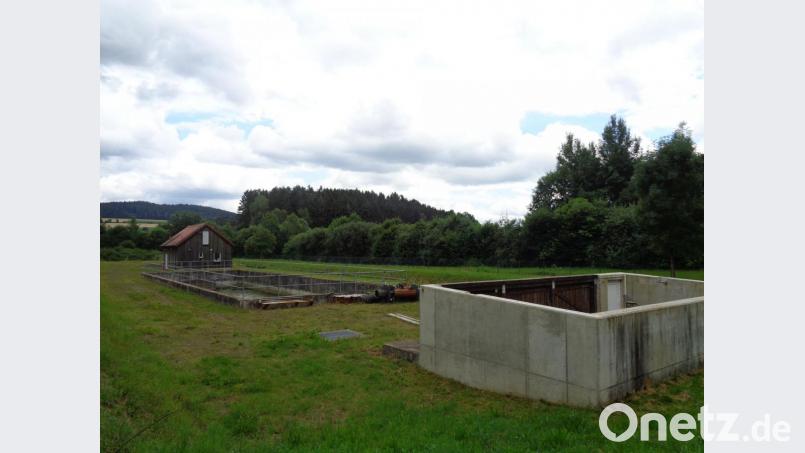 Blick auf die alte Kläranlage in Muschenried. Im Vordergrund zu sehen sind die Grundmauern der früheren Einhausung, in der sich die Scheibentauchkörper befanden. Diese waren defekt und sind mittlerweile ausgebaut. Bild: amö