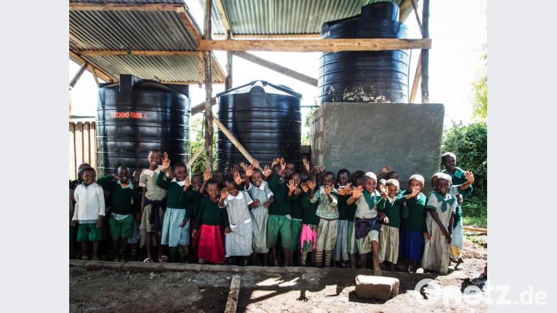 In Kenia beziehen 266.000 Menschen ihr Trinkwasser aus Oberflächengewässern, die meist massiv bakteriell belastet sind. Dies verursacht schlimme Erkrankungen wie Typhus, Ruhr oder Cholera. Aktuell versorgt Hydro Solutuion mit ihren Biosandfiltern bereits 2000 Menschen mit sauberem Trinkwasser. Bild: Hydro Solution/exb